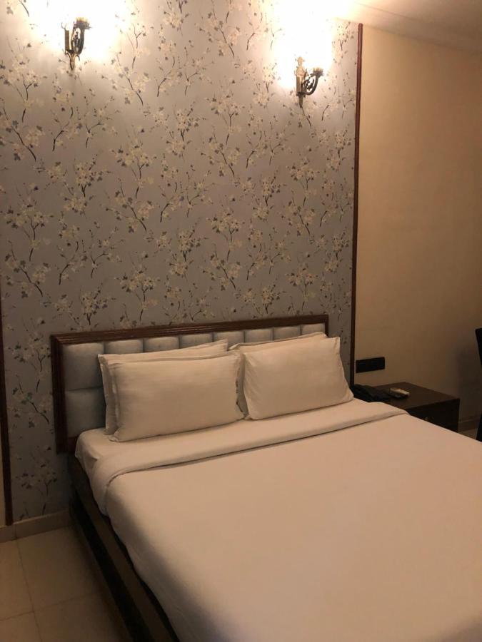 Hotel Royal Regency Bori  Exterior foto